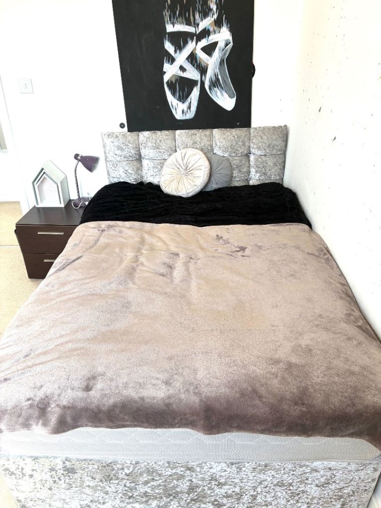 Double room within a Modern Townhouse with a spacious walk-in wardrobe. 