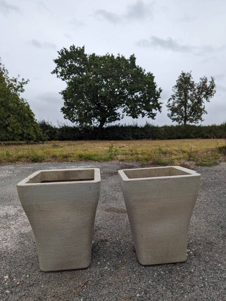 2x plant pots 