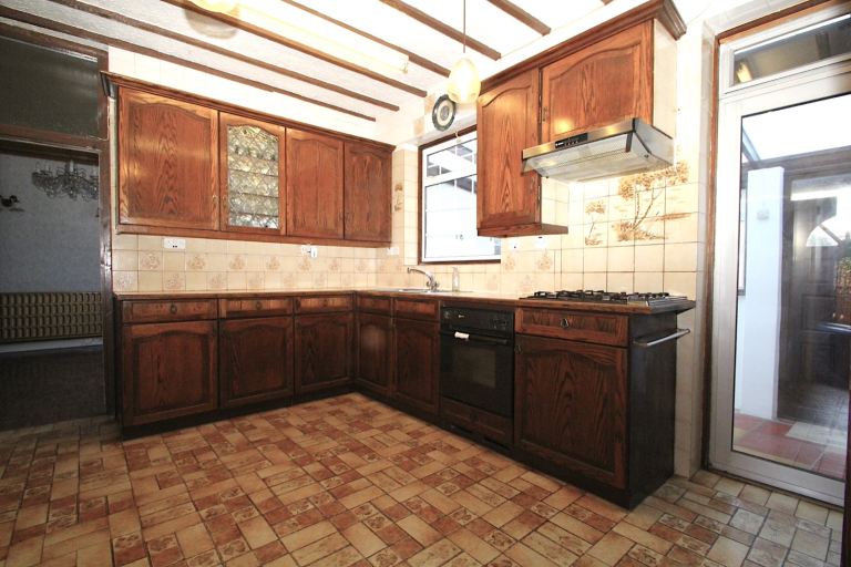 Chain free! Hane Estate Agents are pleased to offer a spacious 4 bedroom semi-detached house. 