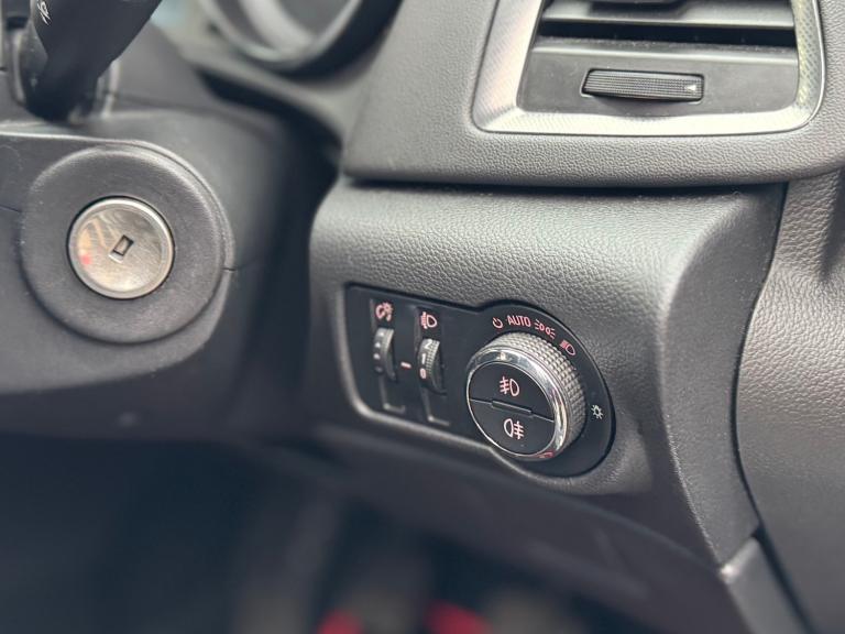 2011 Vauxhall Astra 1.6i 16V SE 5dr HATCHBACK Petrol Manual