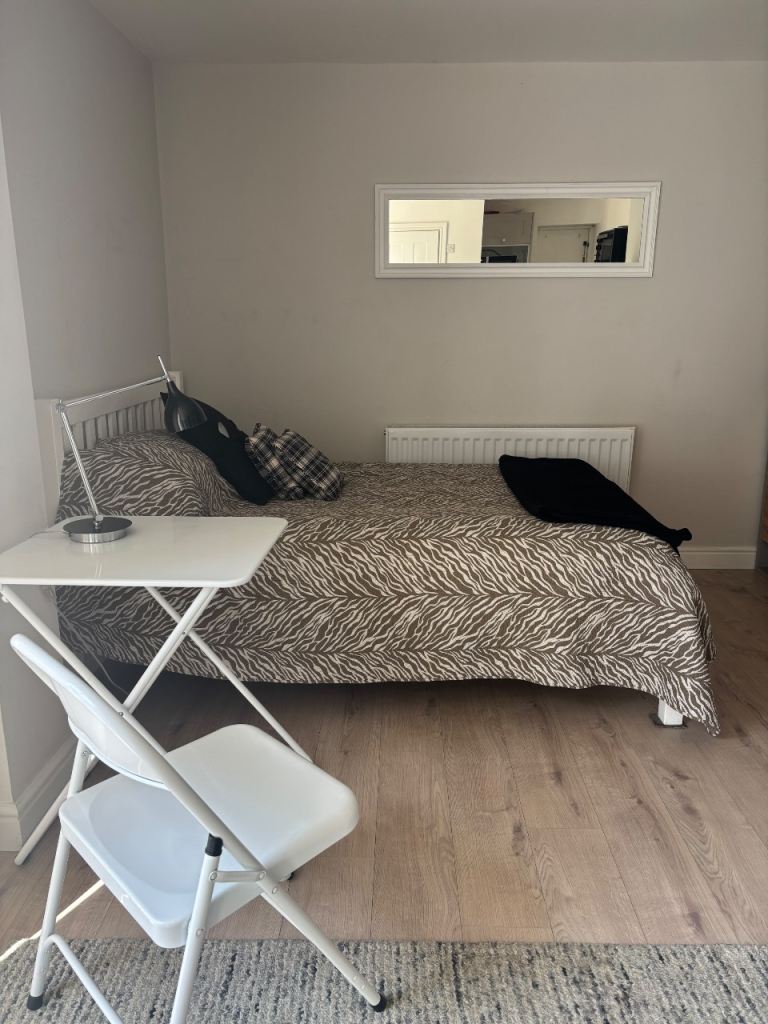Studio Bedsit with Terrace and Car Park  - South Cambridge Village 