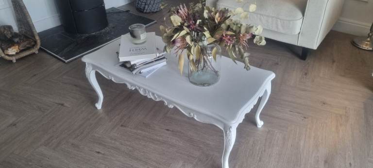 French country coffee table off white / light grey 
