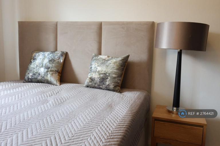 2 bedroom flat in Troon Close, London, SE16 (2 bed) (#2764421)