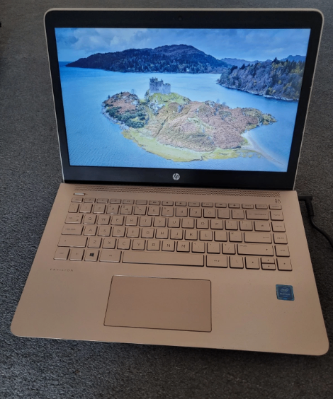 hp pavilion laptop 14-bk0xx rose-gold 14 inch 4GB with charger