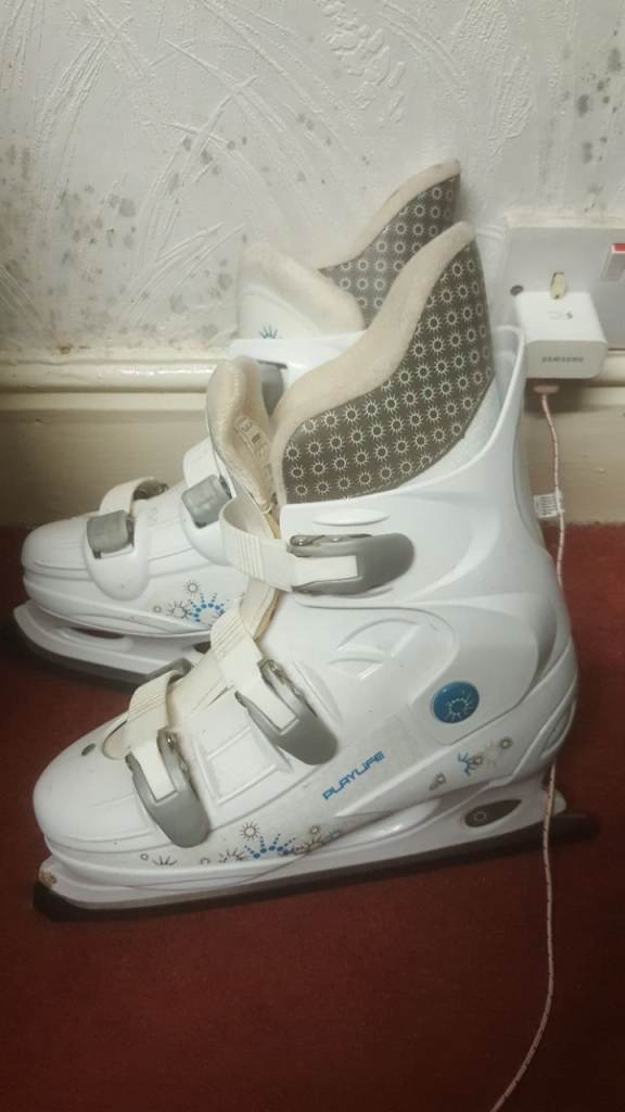 Pair of White Ice Skates – Good Condition