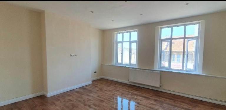 Extra large rooms available to rent