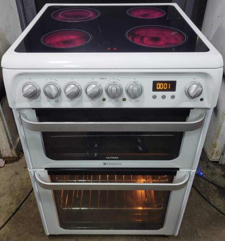 Hotpoint 60cm full Electric cooker (IMMACULATE CONDITION).