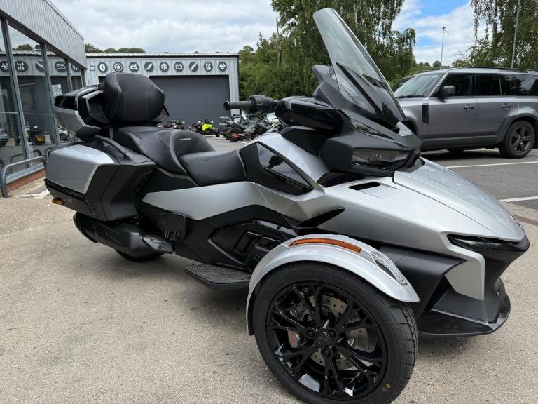 2025 Can-Am Spyder RT Limited 1330cc 6 speed semiauto trike Hyper Silver