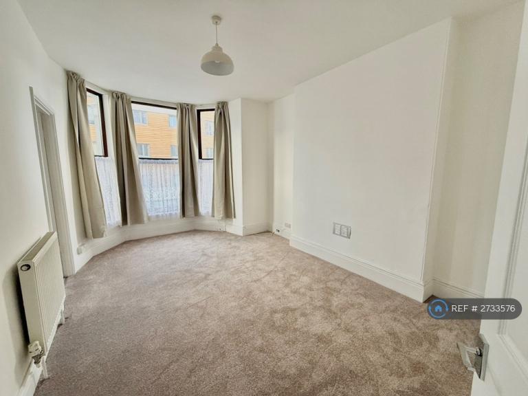 1 bedroom flat in Alexandra Road, Mutley, Plymouth, PL4 (1 bed) (#2733576)
