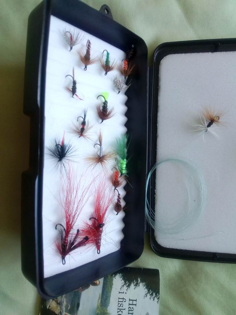 Vintage very collectable gotcha made in Denmark 14 fishing hooks 