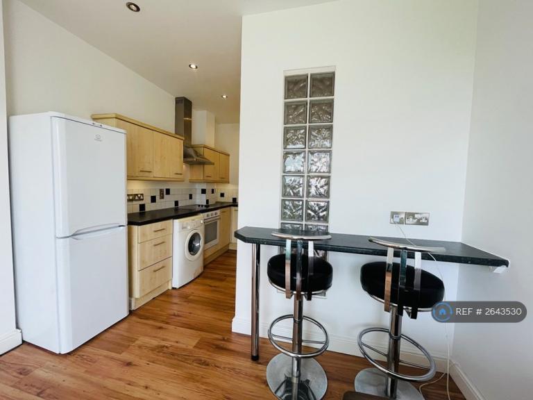 1 bedroom flat in Broomhill, Sheffield, S10 (1 bed) (#2643530)