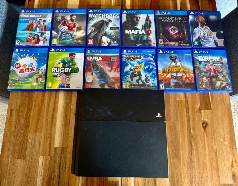 PS4 + 2 remote controller + 12 games PS4