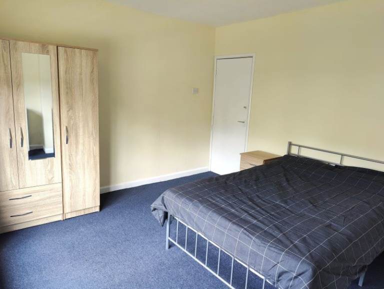 Spacious Double Room – South Ealing (Zone 3) – £1,019pcm (All Bills Included)