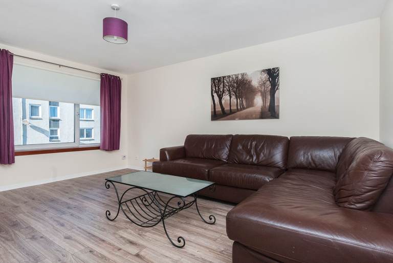 Modernised, 3 bedroom (no HMO) 3rd floor flat in Holyrood – available January