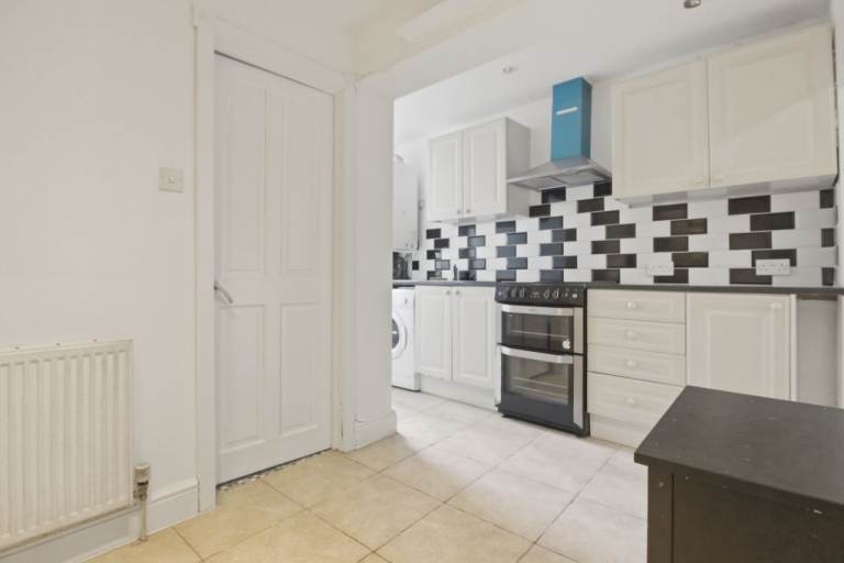 Ground Floor 1 Bedroom Flat Westdown Road, E15 - 3 minute walk to Leyton station