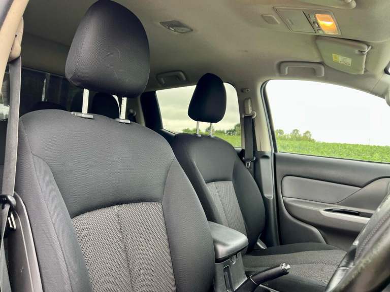 MITSUBISHI L200 2.4 DI-D Titan DOUBLE CAB White Manual Diesel PICK UP 2017