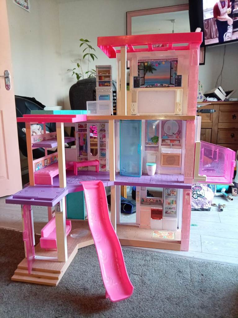 barbie dolls house in reasonable condition, comes with furniture as shown
