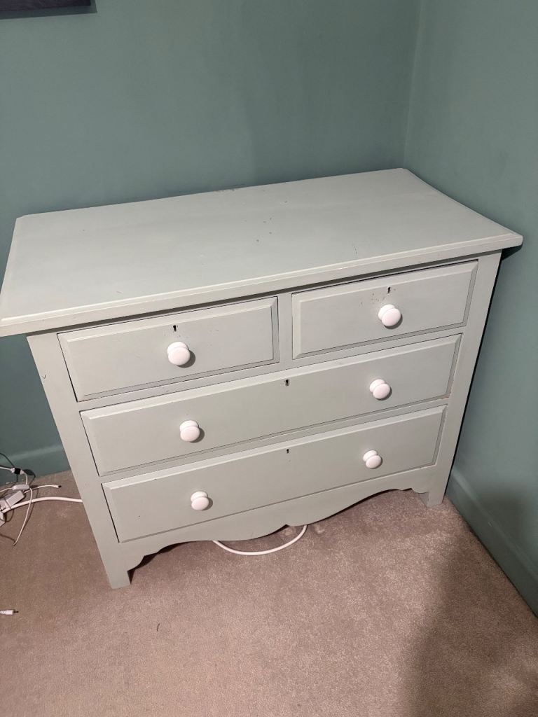 Solid chest of drawers 