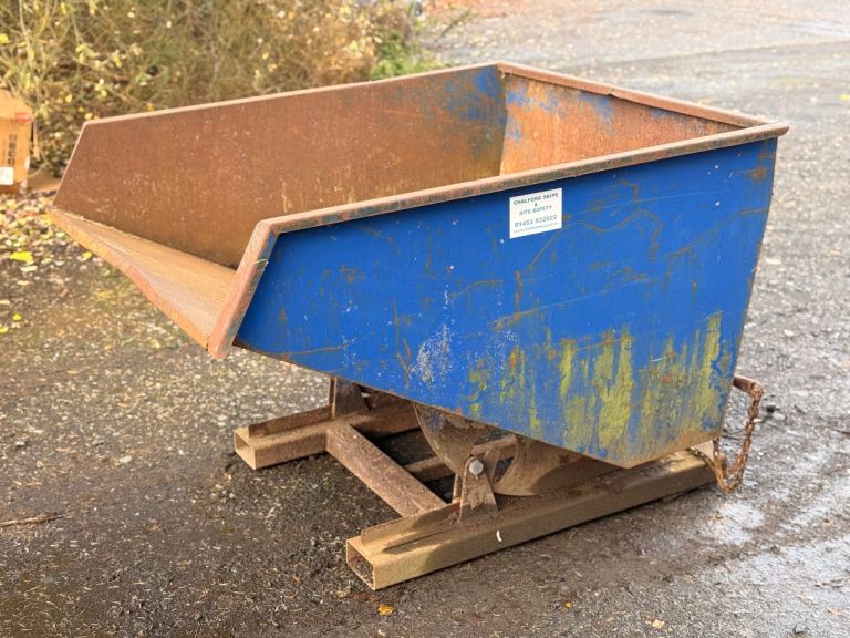 Fork truck tipping. Skip blue 