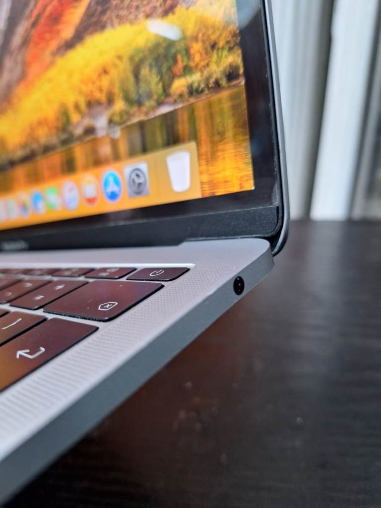 MacBook Pro (13Inch, 2017,I5 Intel core Processor, Two thunderbolts , 3 Ports) 