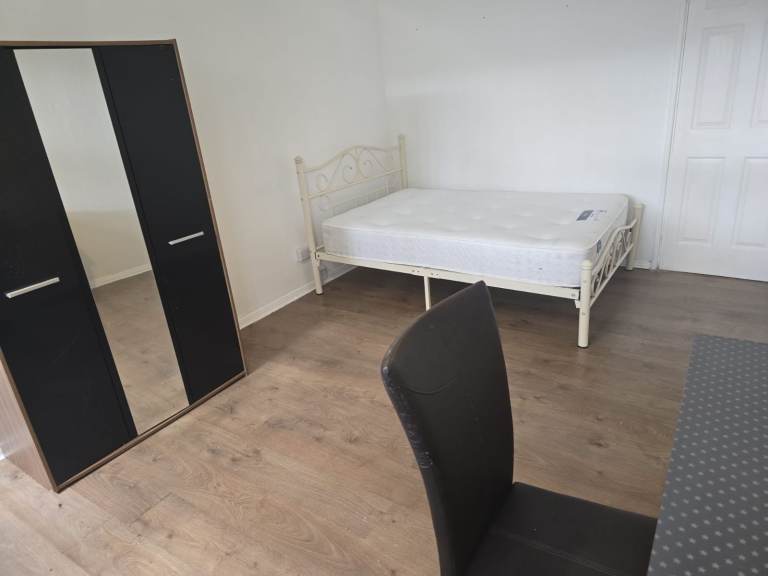 VERY SPACIOUS ROOMS TO SHARE FROM £480 to £520, ALL BILLS INCLUSIVE