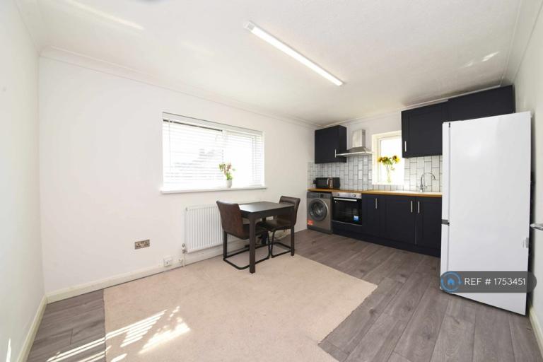 2 bedroom flat in Crossway, London, N12 (2 bed) (#1753451)