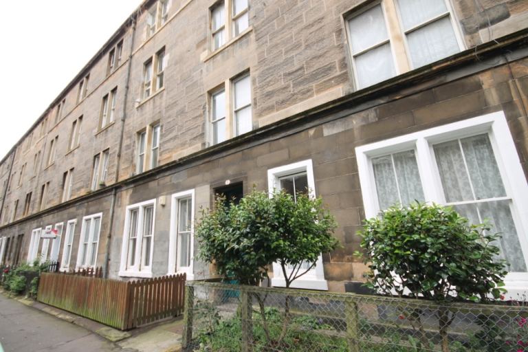 2 bedroom flat in Montague Street, Newington, Edinburgh, EH8 9QU