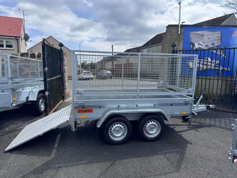 BRAND NEW 8,2FT X 4,3FT TWIN AXLE TRAILER WITH 80CM MESH AND RAMP 1300KG BRAKED