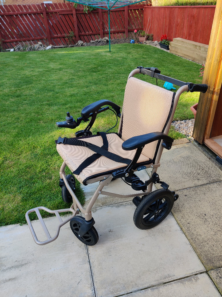 Folding electric wheelchair