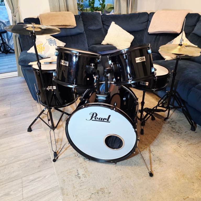 Full drum kit, complete & Ready to go. Bass, snare, toms & cymbals.