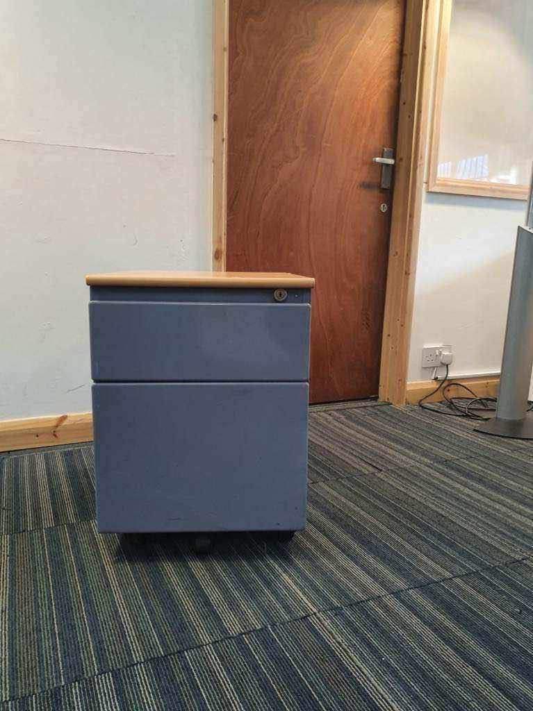 Used purple pedestal with wooden Top – £45
