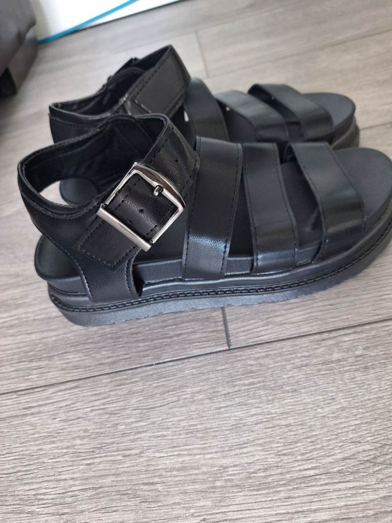 Black Strappy Sandals – New