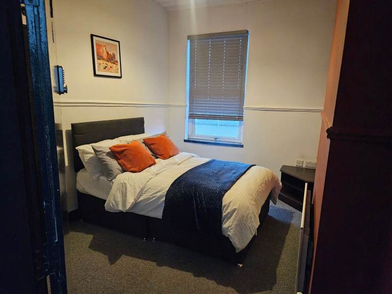 Double Room (shared bathroom) in 6‑Bedroom House – All Bills Included – Barnsley