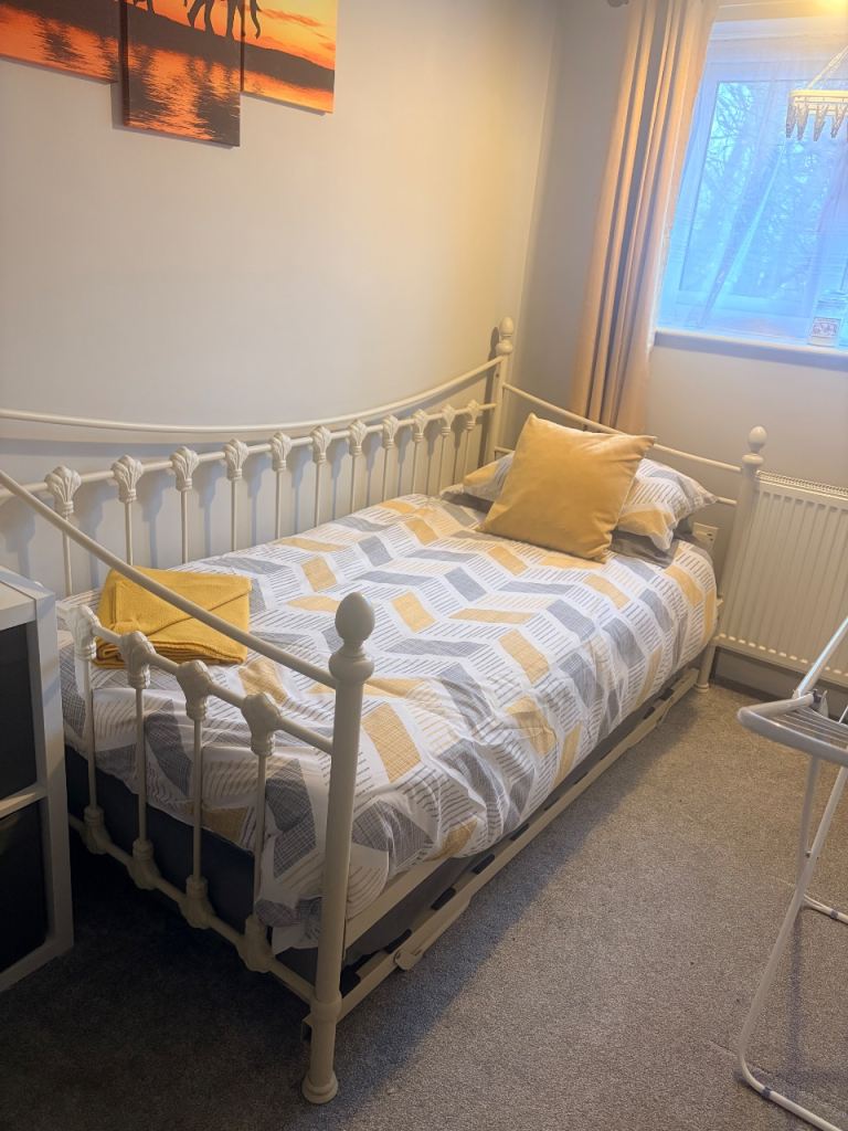 Day bed with trundle 