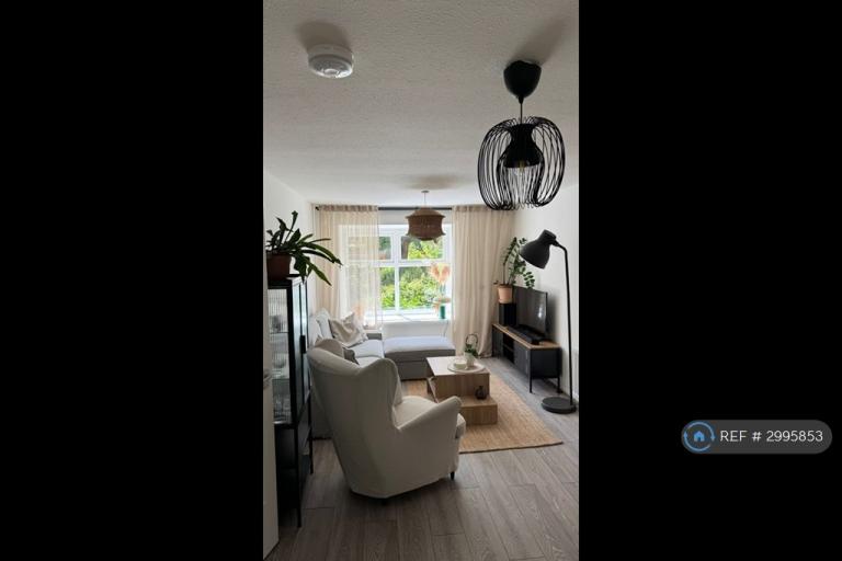 2 bedroom flat in Newstone Crescent, Northampton, NN4 (2 bed) (#2995853)