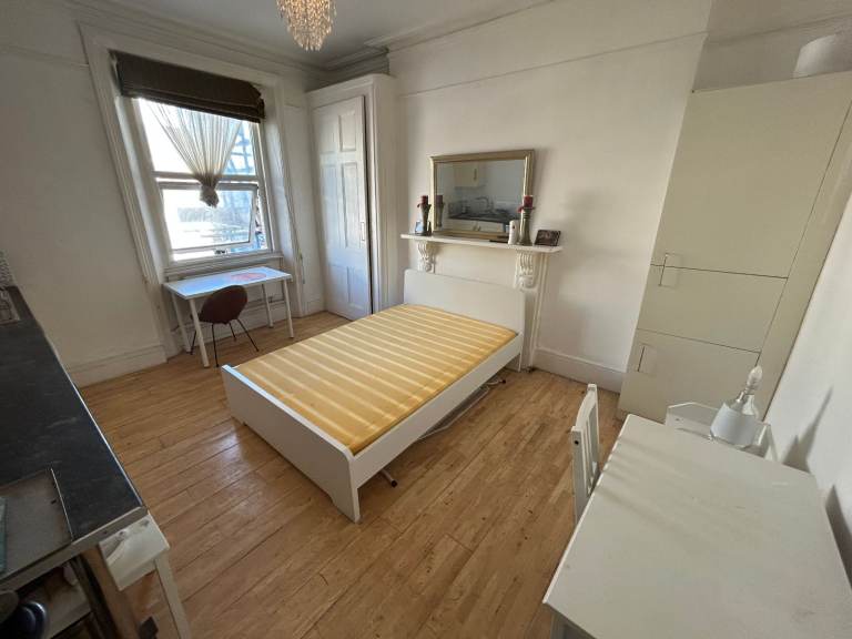 image for DOUBLE ROOM WITH  OWN COOKING FACILITIES IN LADBROKE GROVE, W10