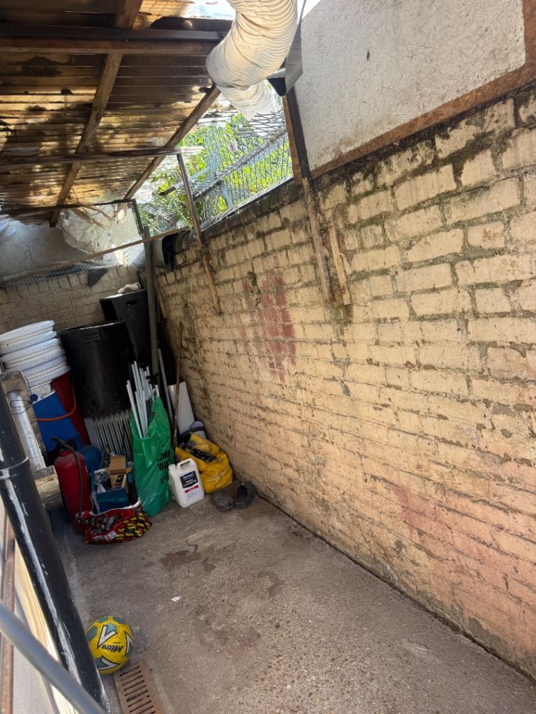 Fully equipped cafe (can be turned into anything) leasehold for sale 