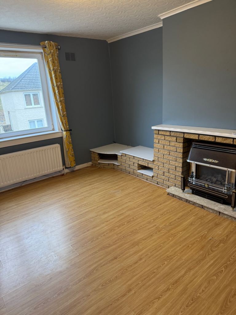 Two bed upper flat in Leslie 
