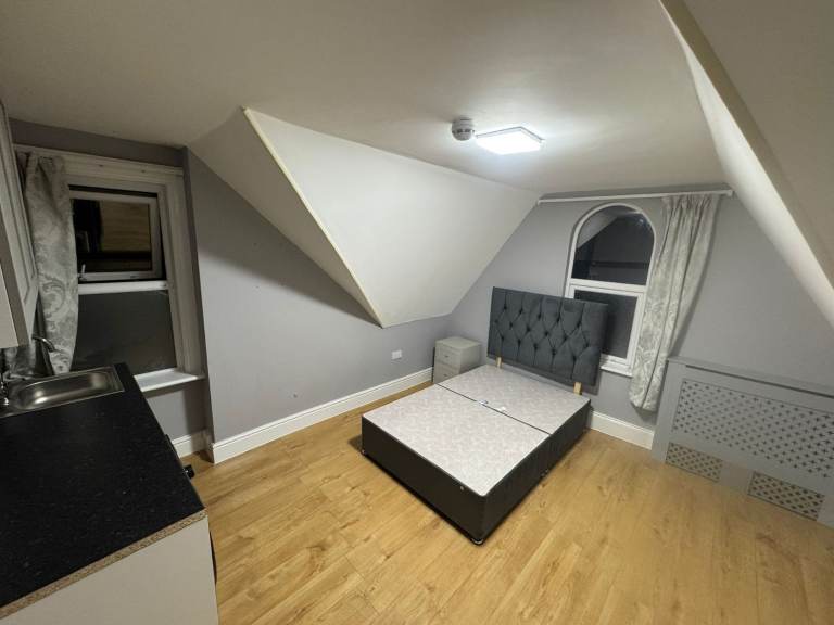 Furnished studio Flat in-High Wycombe (HP13)