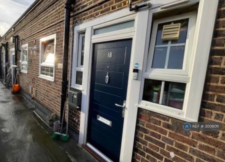 2 bedroom flat in Colchester House, London, SW8 (2 bed) (#3008011)