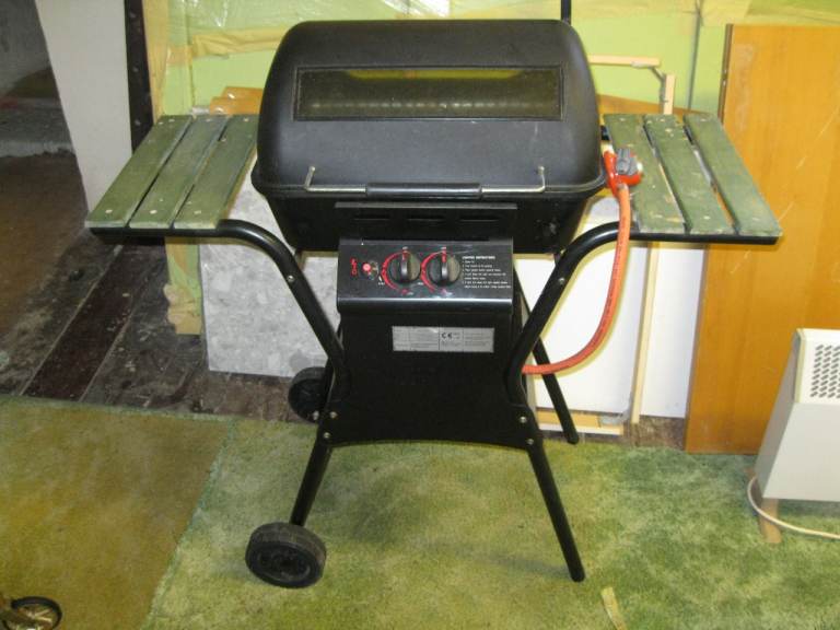 GAS TANK POWERED BARBECUE, GAS GRILL   GUNNISLAKE PL18 9NA