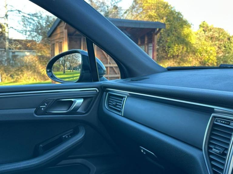 2018 Porsche Macan 2.0T SUV 5dr Petrol PDK 4WD Euro 6 (s/s) (252 ps) ESTATE Petrol Automatic