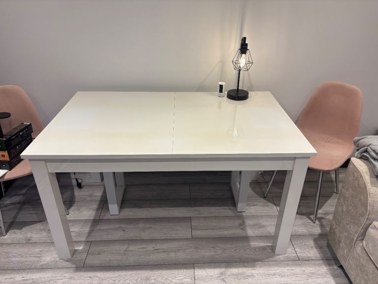 White extendable table