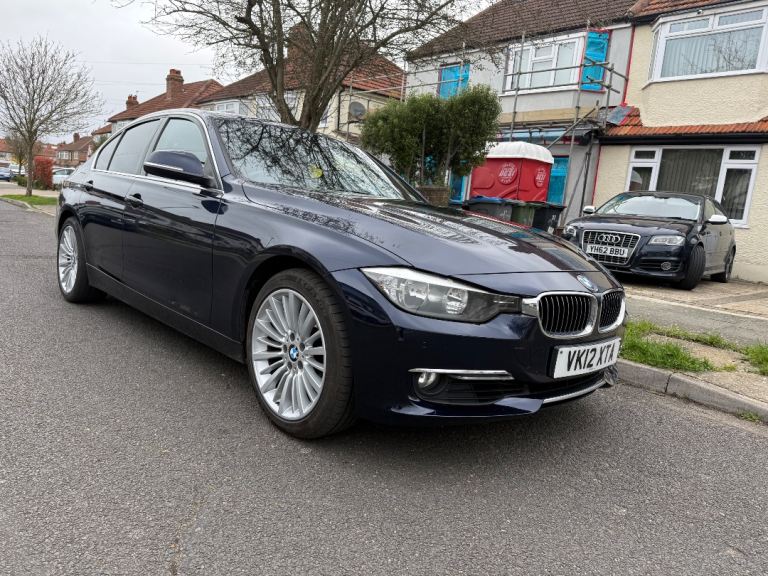 BMW 320i Luxury 2012 Leather, Low mileage 