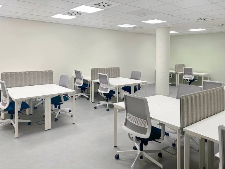 Stockport - SK4 5DA \ Office Space for Rent with 5 Desks