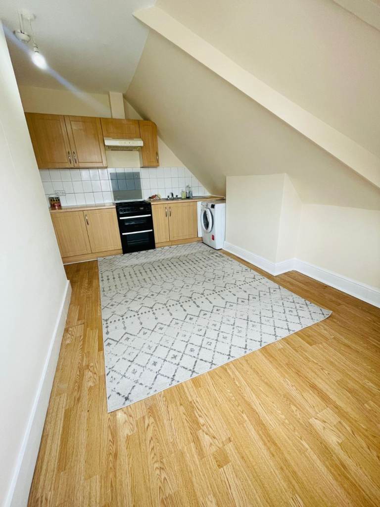 G8 properties are pleased to offer this Nice 2 Bedroom Flat on Goresbrook Road, Dagenham.