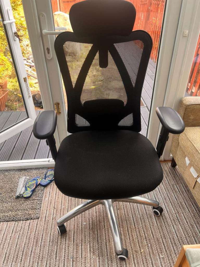 Ergonomic High-Back Mesh Executive Office Chair with Headrest & Chrome Base – SE28