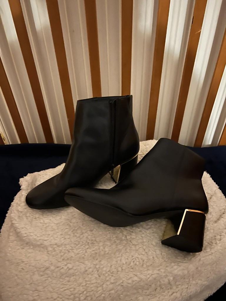 Ladies leather boots 