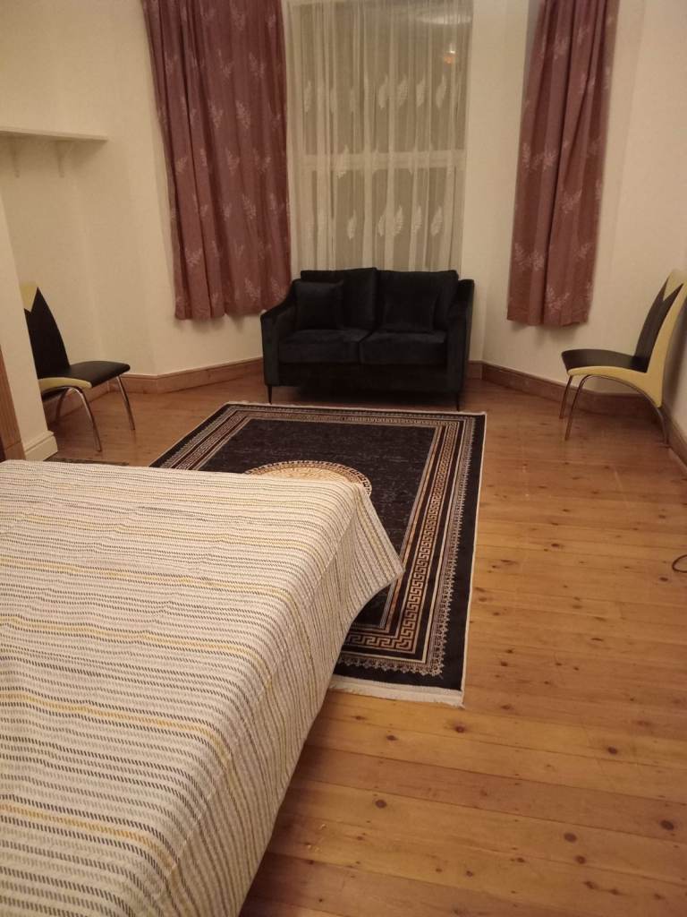A lovely well presented spacious  1 bed ground floor flat HU5 just off princess av £660 pcm inc