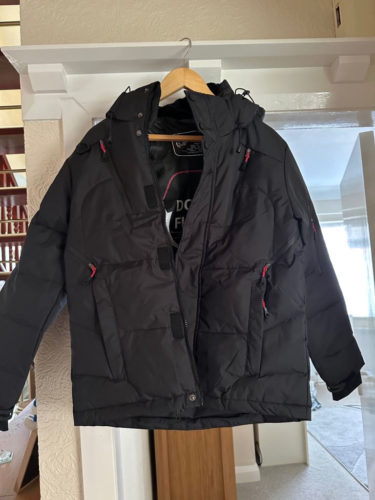 New unworn winter jacket in black-Size S